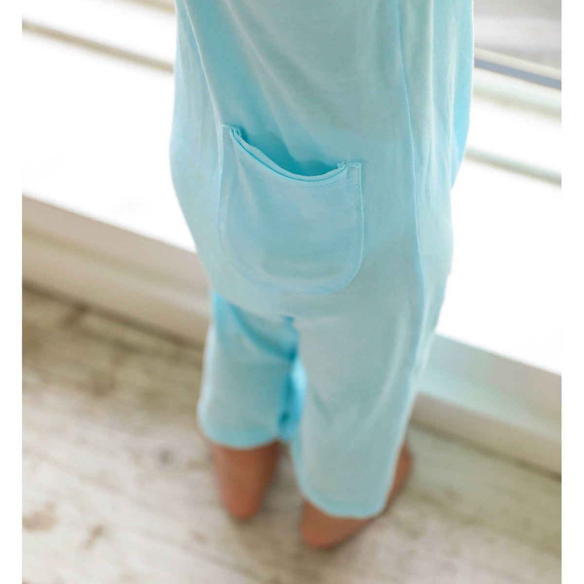 Be Mi Los Angeles pocket romper featuring a stylish no-animal print design, perfect for casual summer wear.