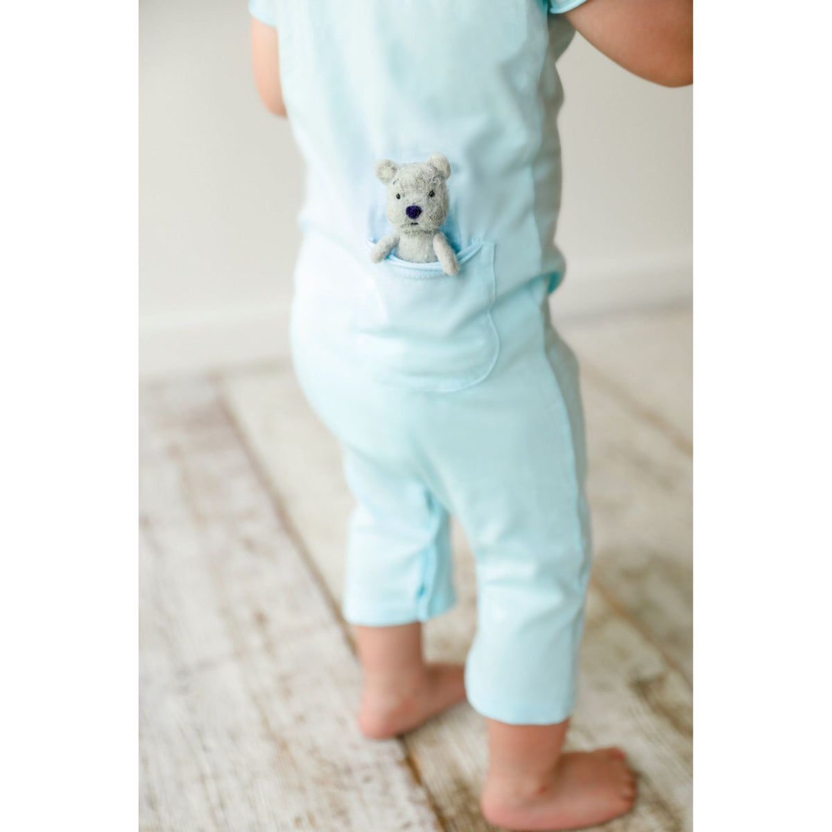 Be Mi Los Angeles pocket romper, lightweight and casual, featuring a relaxed fit with side pockets, perfect for warm weather.