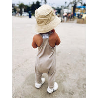 Be Mi Los Angeles tan romper, lightweight and stylish, shown on a model with a relaxed fit and casual summer style.