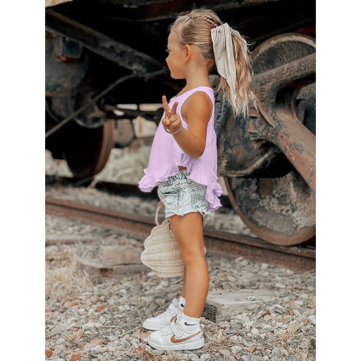 Be Mi Los Angeles Noa Ruffle Tank Top featuring a stylish ruffle design and sleeveless cut, perfect for casual summer wear.