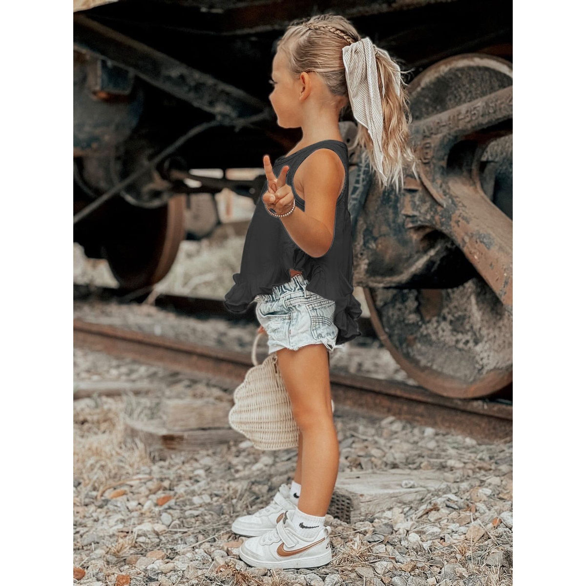 Be Mi Los Angeles Noa Ruffle Tank Top featuring a stylish ruffled design and sleeveless fit, perfect for casual wear.