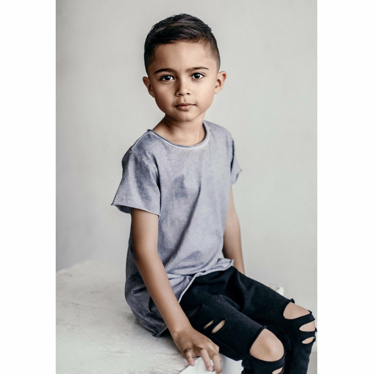 Be Mi Los Angeles Raw Edge Tee, casual men's t-shirt with a raw hem detail, in a soft fabric with a relaxed fit.