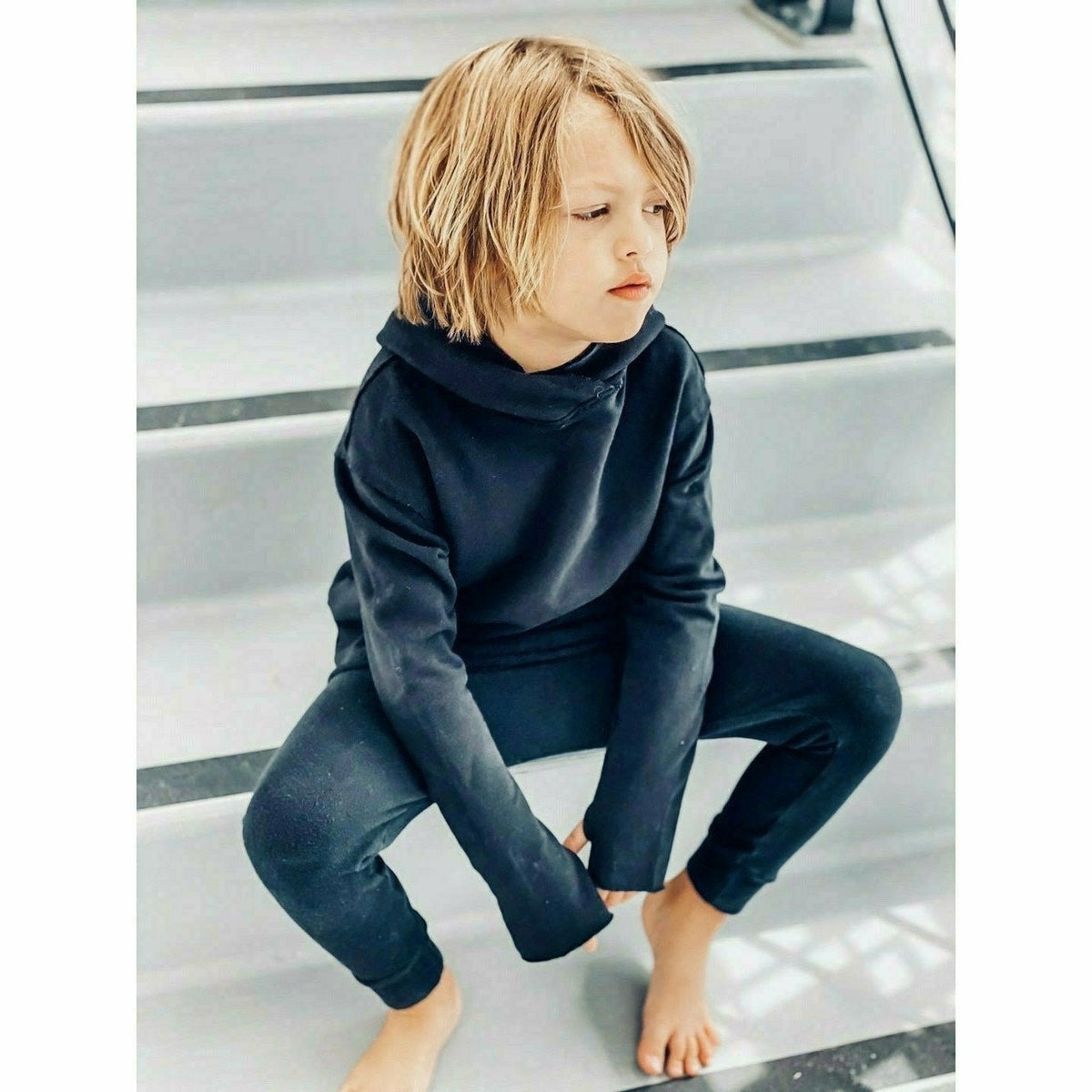 Black organic Benji kids’ hoodie by Be Mi Los Angeles, soft sweatshirt for children with cozy fabric and casual style.