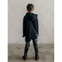 Black organic Benji kids’ hoodie by Be Mi Los Angeles, stylish sweatshirt for children with a soft, comfortable fit.