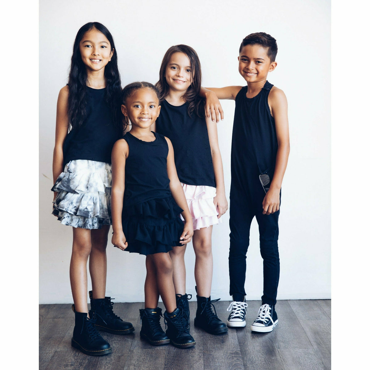 Be Mi Los Angeles Asher Tank in black, featuring a sleek sleeveless design with a relaxed fit, perfect for casual wear.