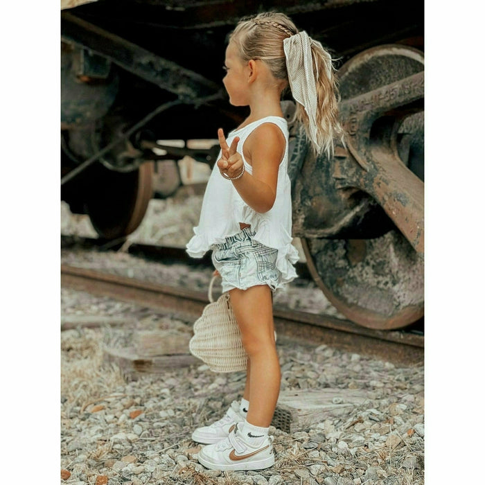 Be Mi Los Angeles Noa Ruffle Tank Top featuring feminine ruffle details in a stylish, casual sleeveless design.