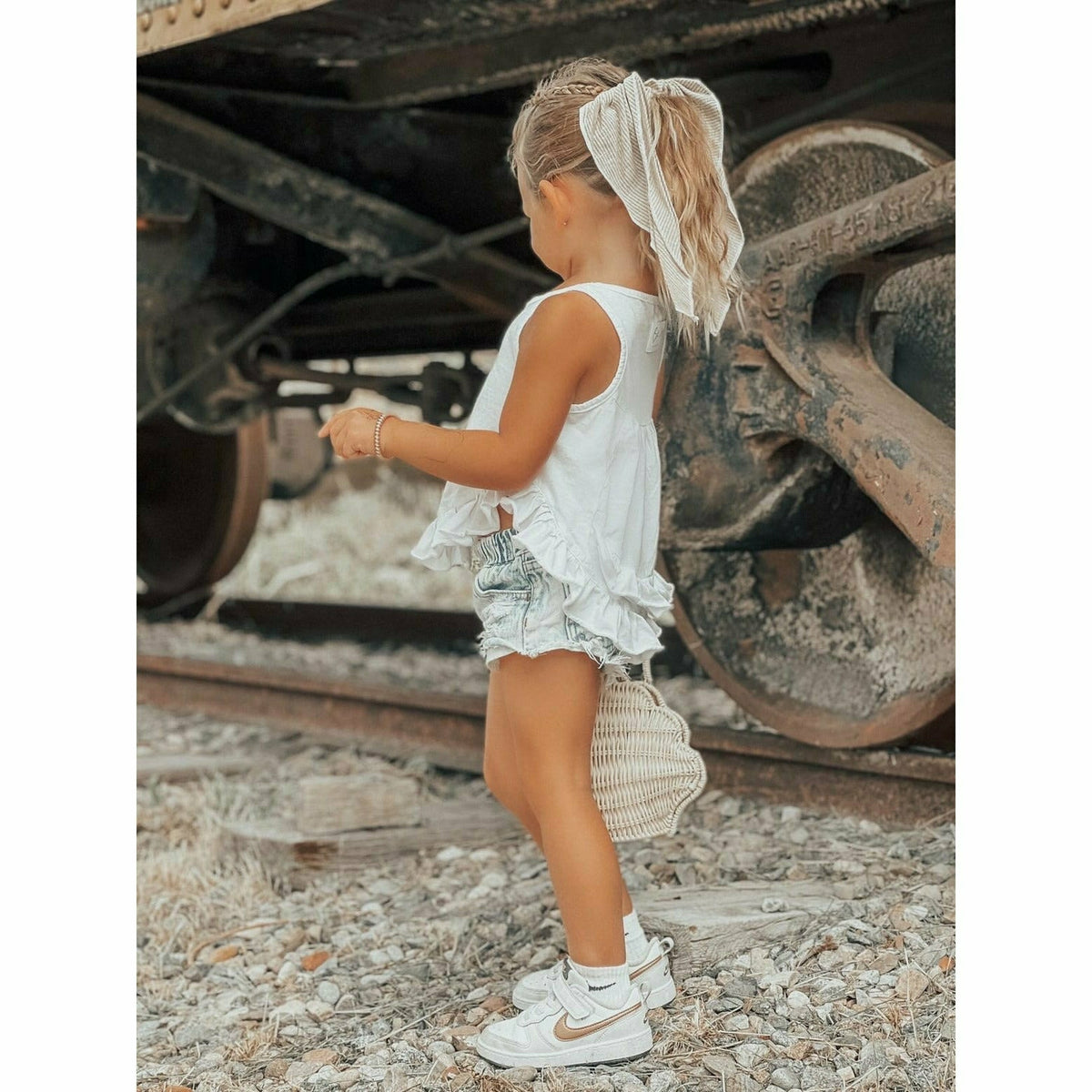 Be Mi Los Angeles Noa Ruffle Tank Top, lightweight sleeveless blouse with ruffle details, shown in a stylish casual setting