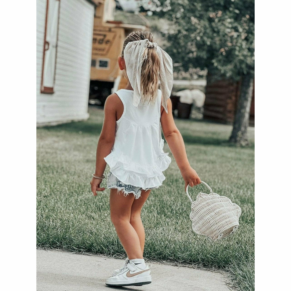 Be Mi Los Angeles Noa Ruffle Tank Top, stylish sleeveless blouse with ruffle details, perfect for casual and summer wear.