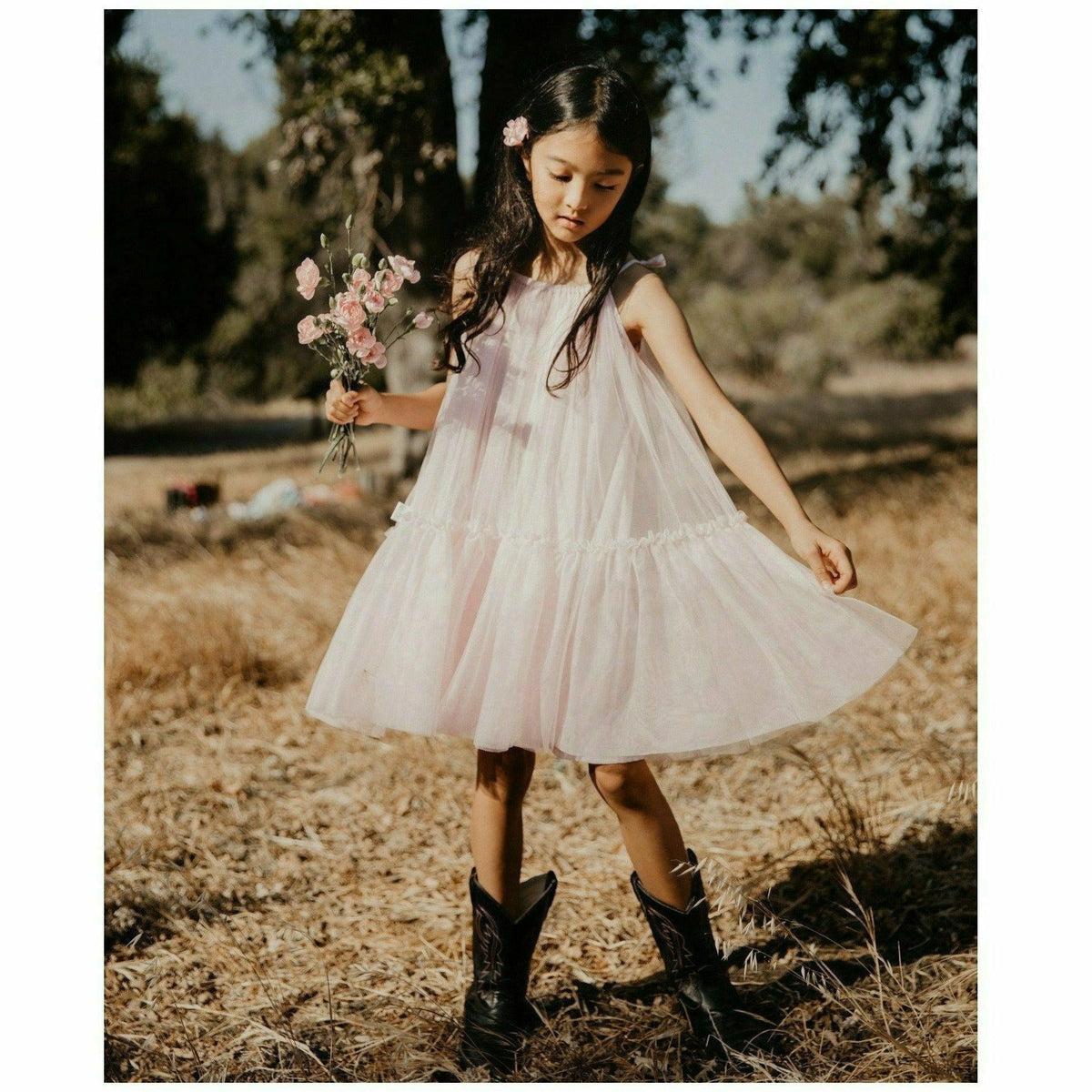Be Mi Los Angeles Mila pink dress, elegant sleeveless design with a fitted waist, displayed on a mannequin.