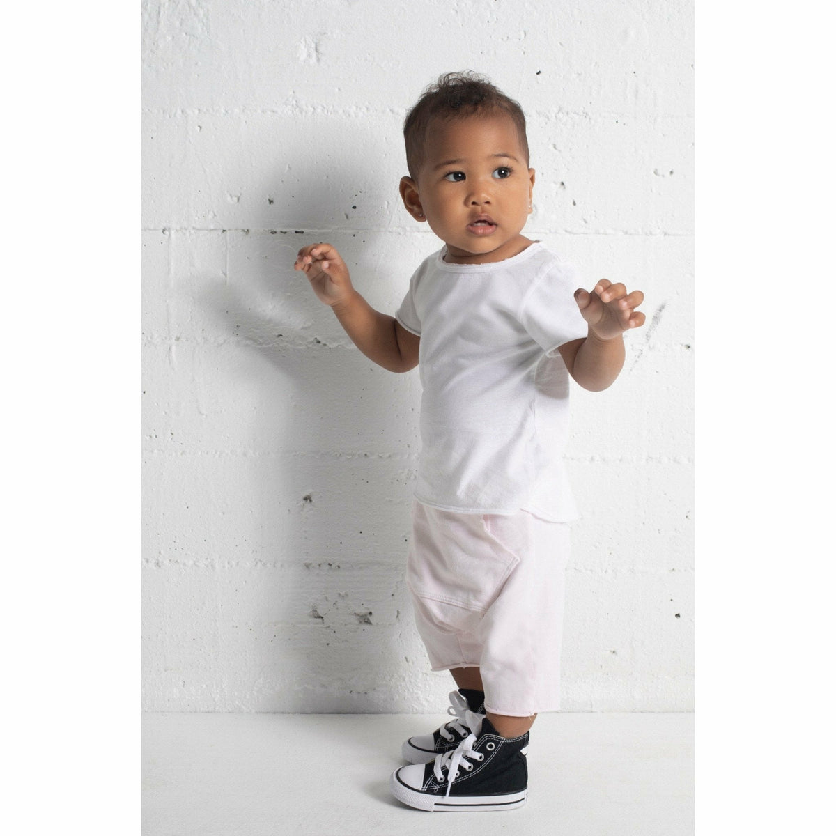 Be Mi Los Angeles Asher Baby Tee in navy, a casual cotton t-shirt with a relaxed fit, featuring short sleeves and a round neckline.