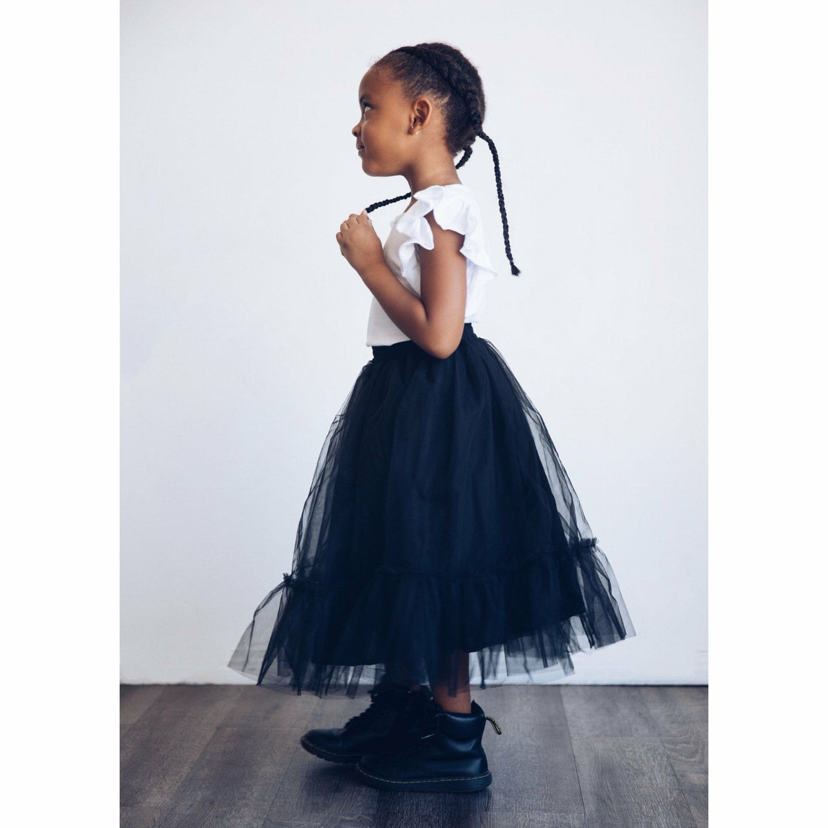 Be Mi Los Angeles Natalia Ruffle Top sleeveless, stylish women's top with ruffle details and a fitted design, perfect for casual wear.
